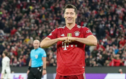  莱万续约尘埃落定，拜仁锋线核心继续领航  