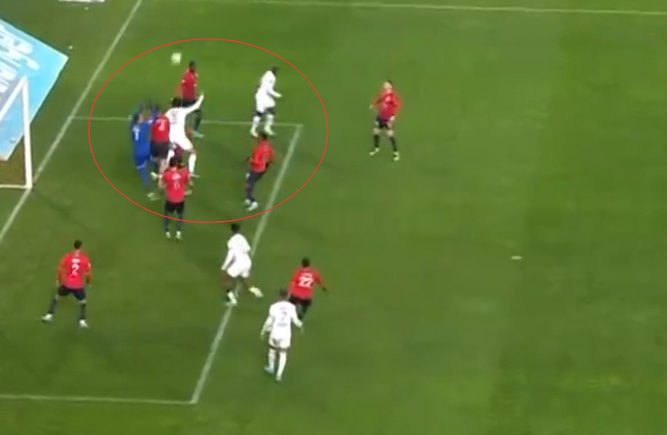  弗赖堡定位球战术奏效，德甲高空轰炸屡建奇功